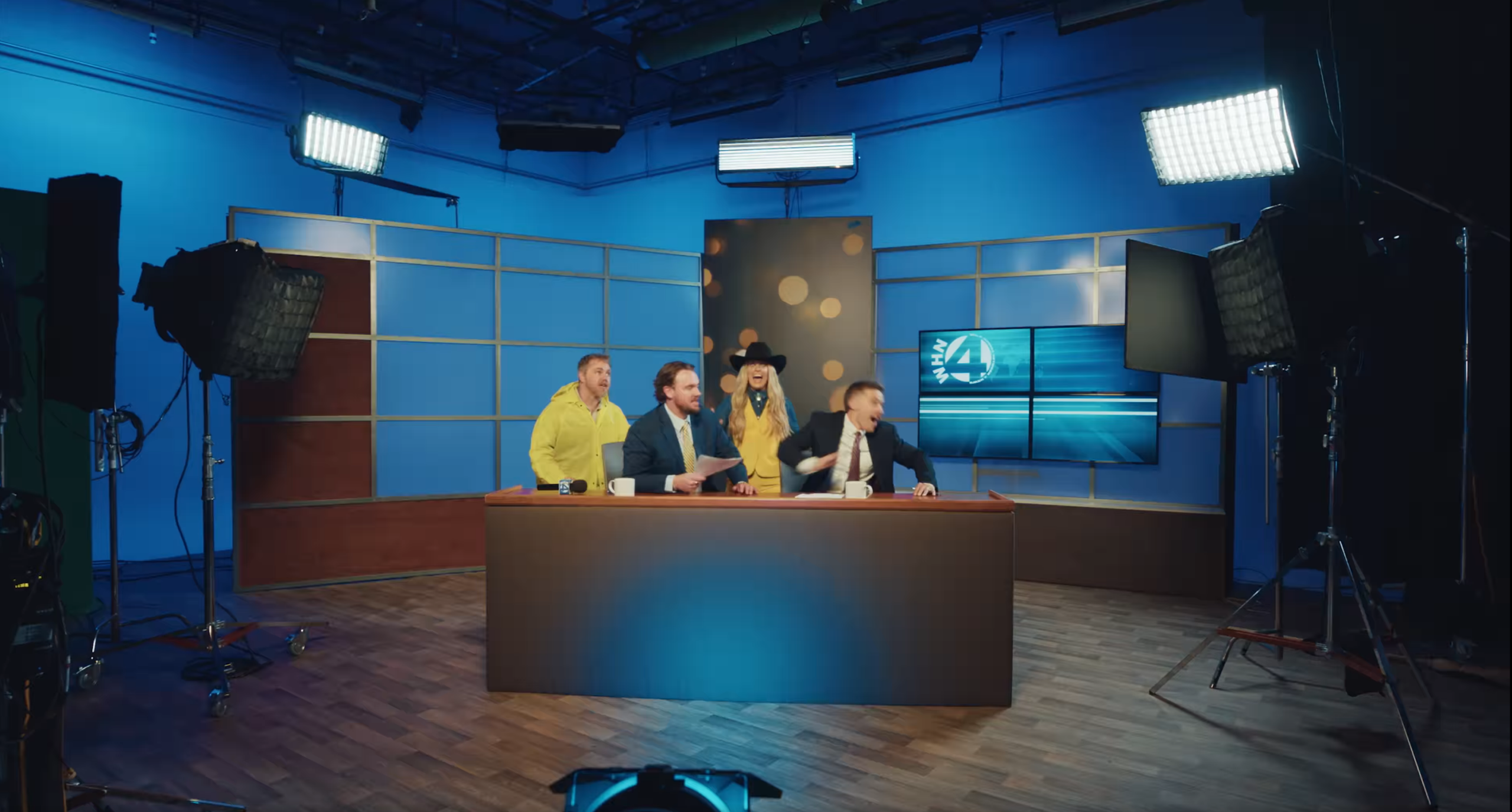 Lainey Wilson promo video set