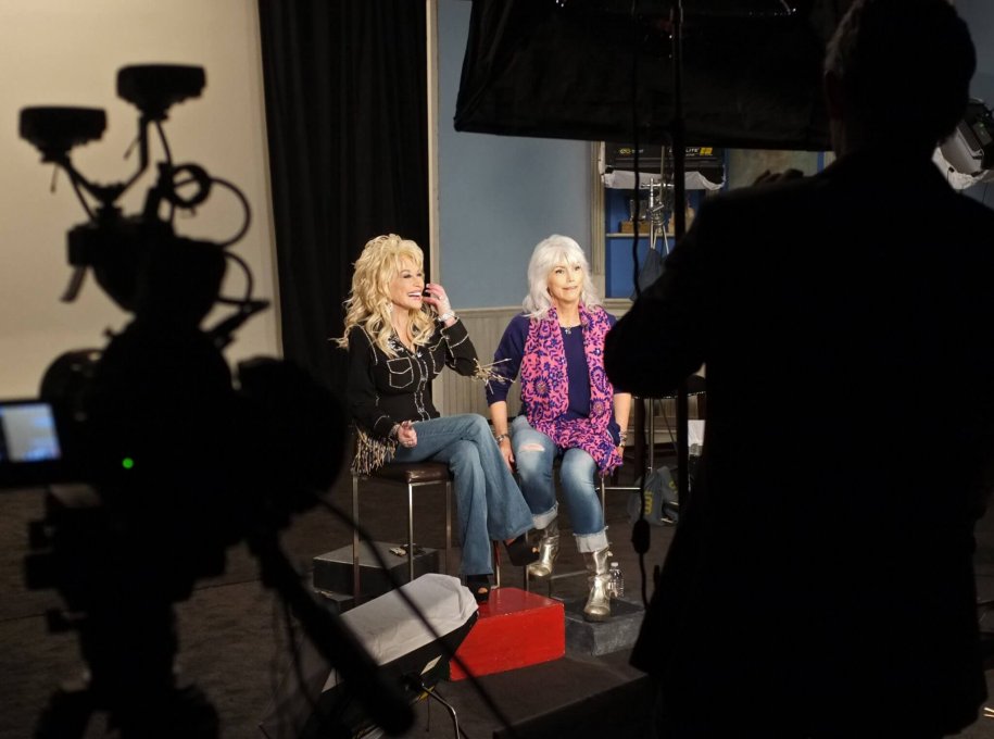 Dolly Parton and Emmylou Harris on set